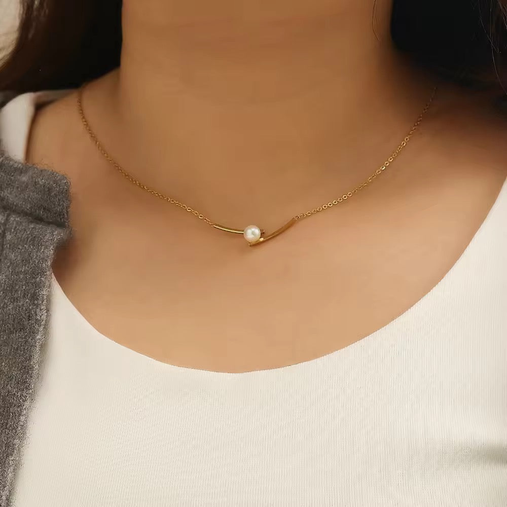 Minimal Pearl Necklace